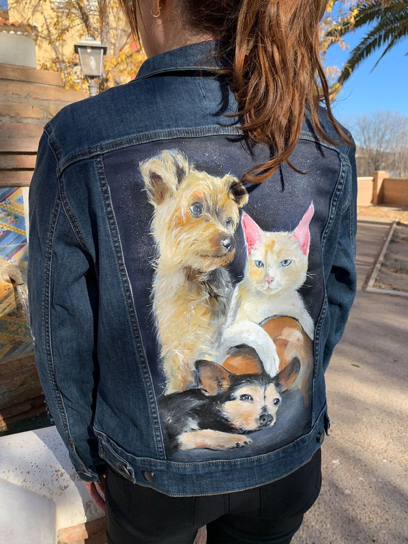 chaqueta pintada con dos gatos y un perro.