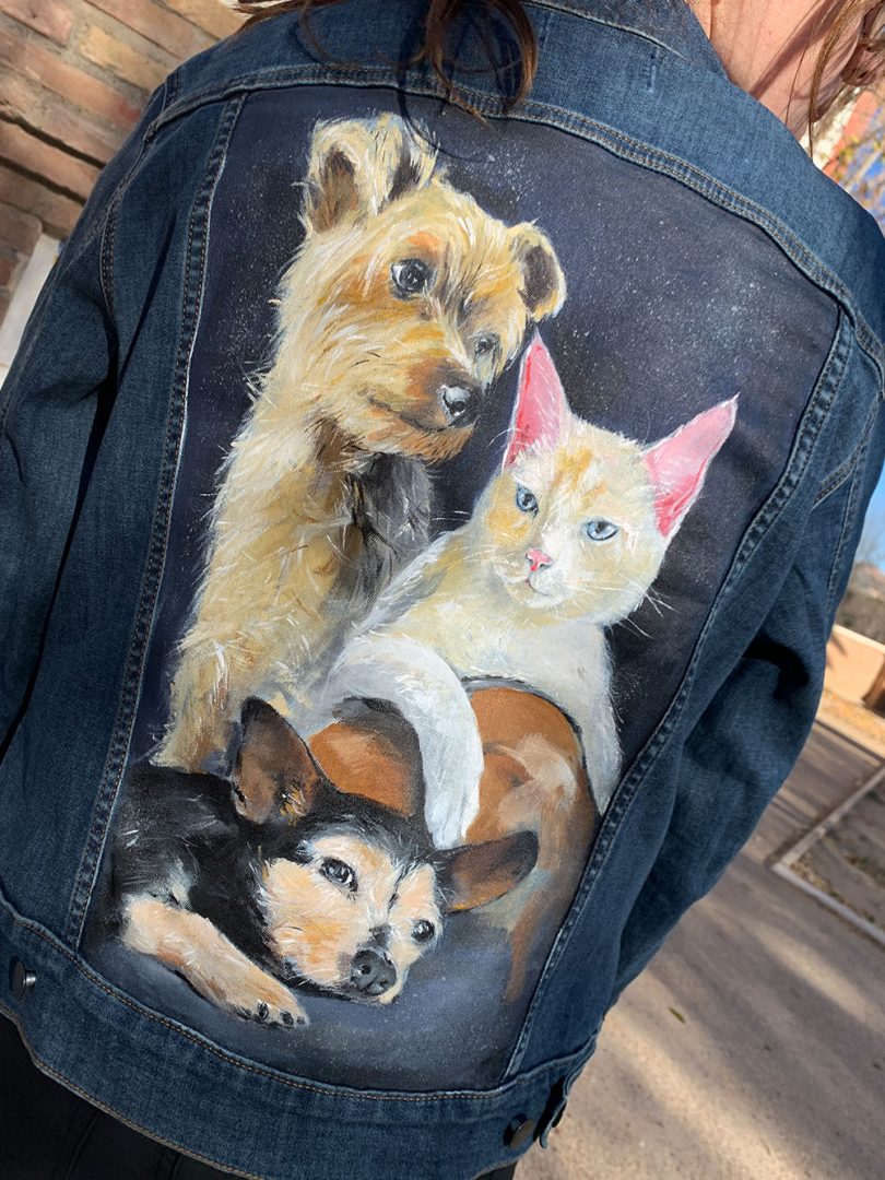 chaqueta con perros y un gato