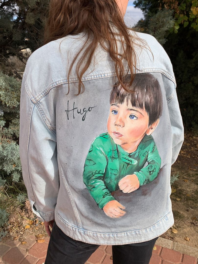 chaqueta pintada con un retrato de un niño y su nombre